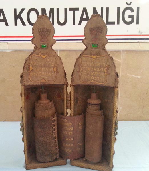 Bilecik'te 8 milyon değerindeki 2 Tevrat ele geçirildi