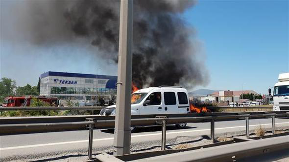 TEM'de minibüs alev alev yandı! Trafik felç