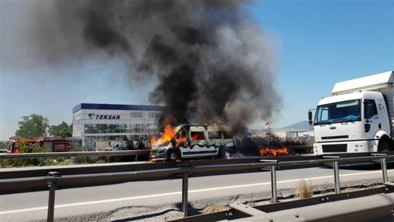 TEM'de minibüs alev alev yandı! Trafik felç