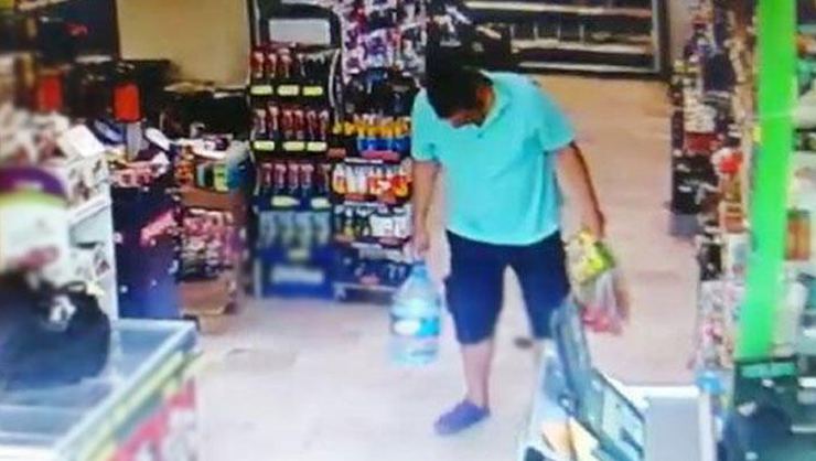 Marketin ortasına tuvaletini yapan adam herkesi şaşırttı!