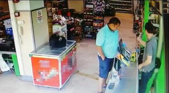 Marketin ortasına tuvaletini yapan adam herkesi şaşırttı!