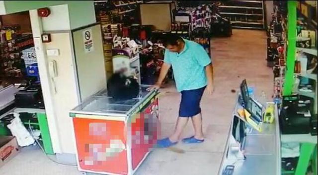 Marketin ortasına tuvaletini yapan adam herkesi şaşırttı!