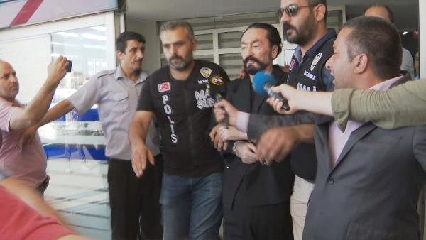 Adnan Oktar'ın yeni görüntüleri ortaya çıktı - İşte yüzünde güller açan "Oktar "