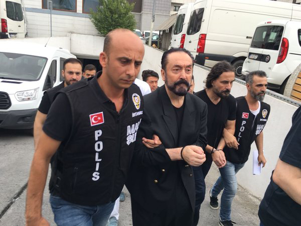 Adnan Oktar ve kedicikleri adliyeye sevk edildi
