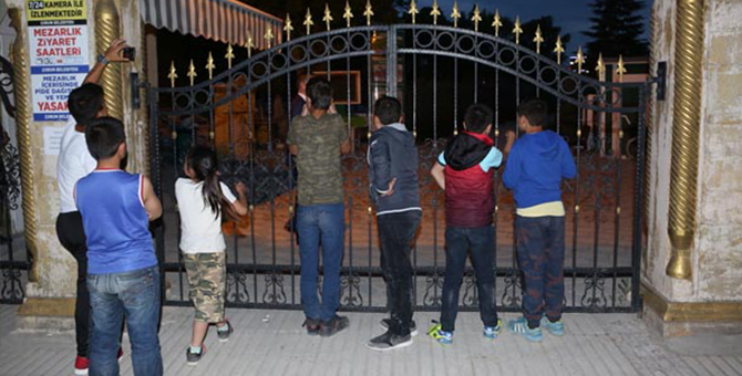 Mezarlıkta Ağlayan Gizemli Kız Tüm Türkiye'yi Ayağa Kaldırdı