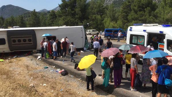 Antalya'da tur otobüsü ve iki araç çarpıştı, çok sayıda ölü ve yaralı var
