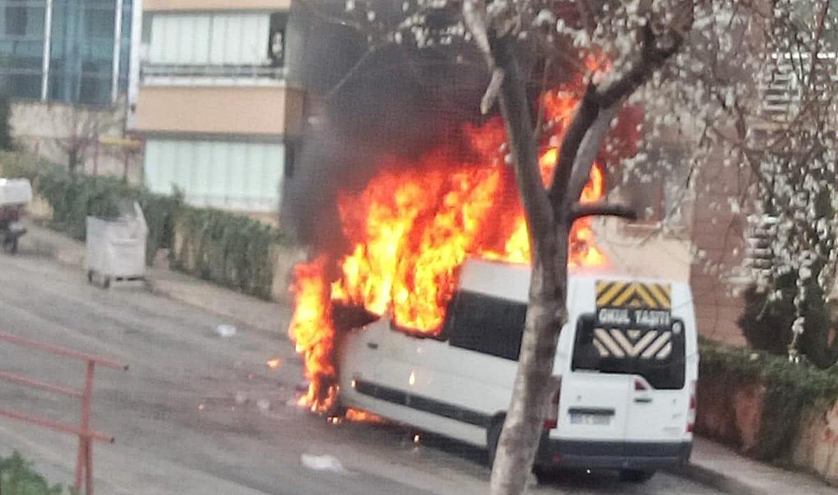 Öğrencileri taşıyan servis biranda alev aldı