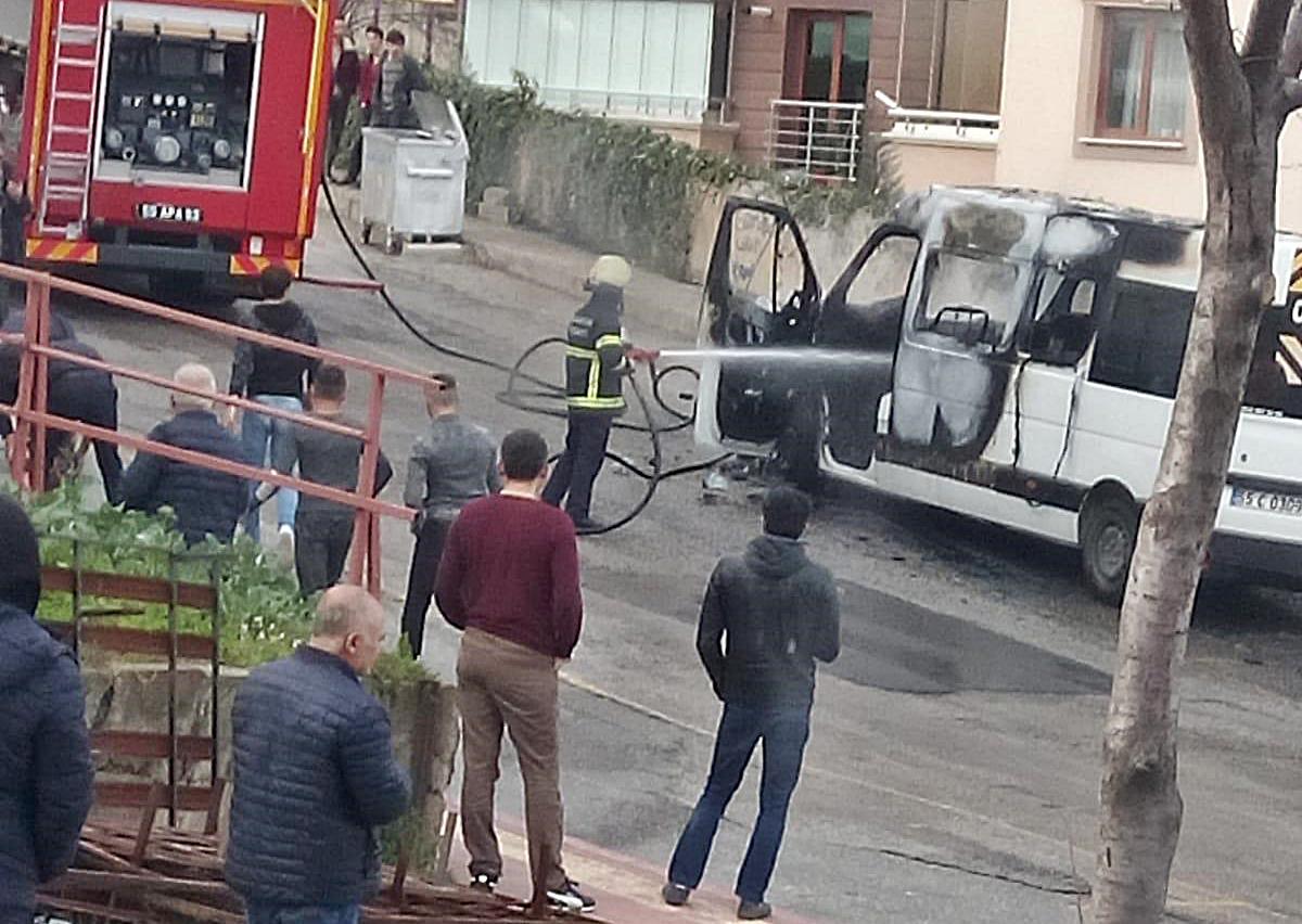 Öğrencileri taşıyan servis biranda alev aldı