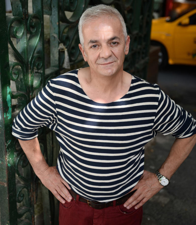 Zafer Algöz yolda bulduğu mücevherleri sahibine teslim etti