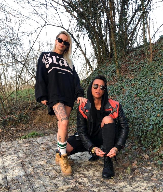 Cinsiyet değiştiren Neslihan Doğrusöz, sevgilisiyle sarmaş dolaş poz verdi