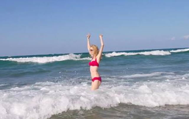 Anoreksiye hastalığına yakalandığı iddia edilen Wilma Elles bikinili poz paylaştı