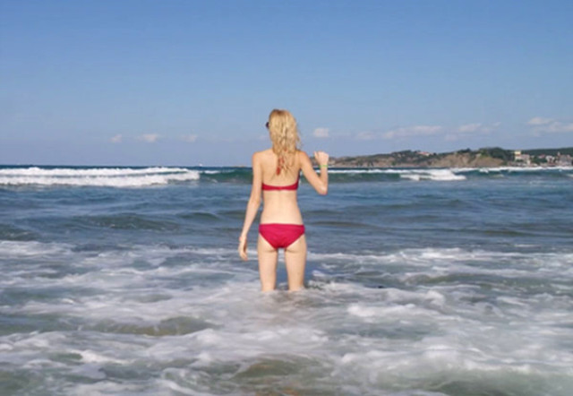 Anoreksiye hastalığına yakalandığı iddia edilen Wilma Elles bikinili poz paylaştı