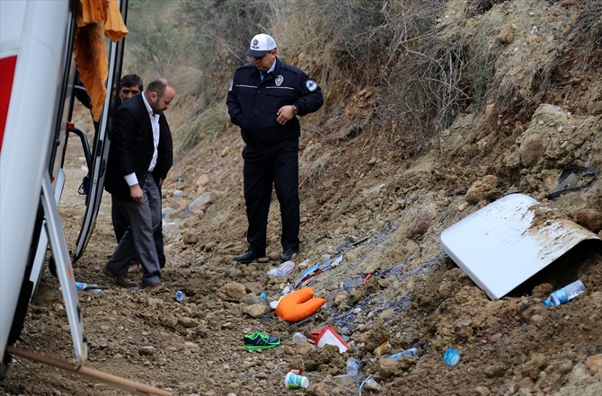 antalyada-midibus-devrildi-20-yarali-2.jpg antalyada-midibus-devrildi-20-yarali-2.jpg