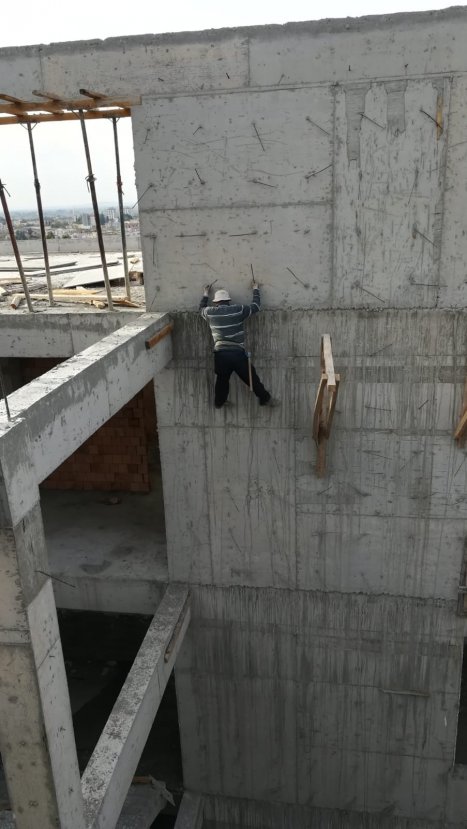 Osmaniye'de 5.katta önlemsiz çalışan işçi yürekleri ağza getirdi