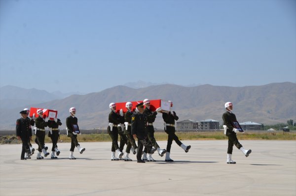 Astsubay Karakaya şehit bebeğinin yastığına sarıldı