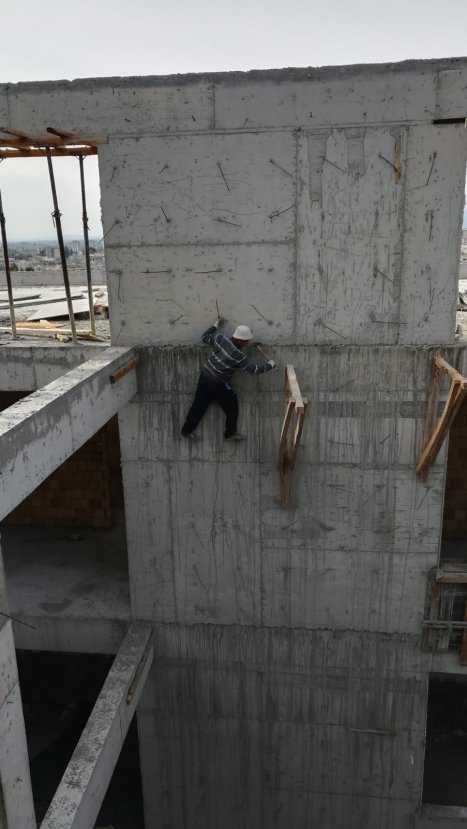 Osmaniye'de 5.katta önlemsiz çalışan işçi yürekleri ağza getirdi