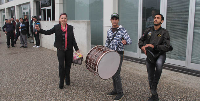 Adliye önüne davulla gelip çiftetelli oynadı