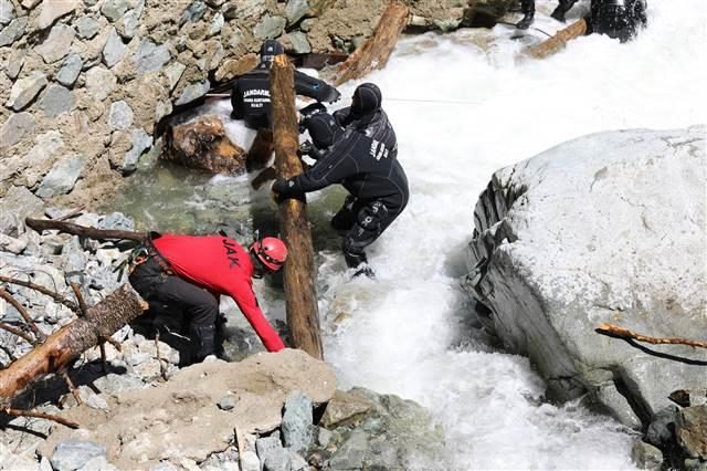 AA muhabirini arayan 2 asker suya kapılarak kaybolmuştu! 1 asker bulundu