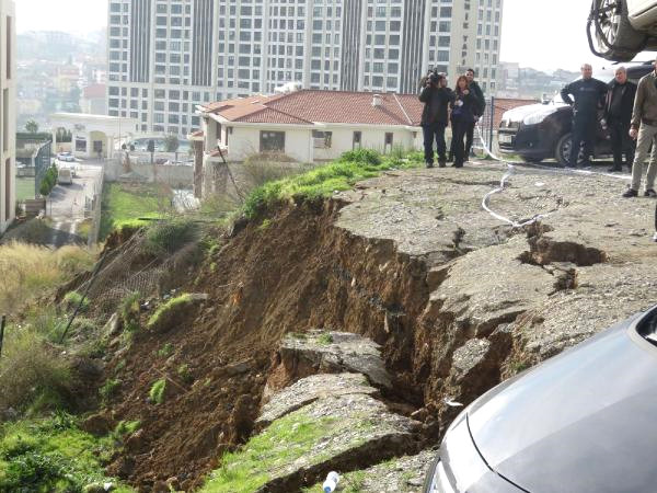 Ataşehir Belediyesi'nin Otoparkında Toprak Kayması