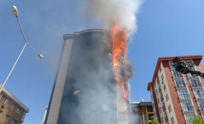 Ataşehir'de bir plazada yangın çıktı