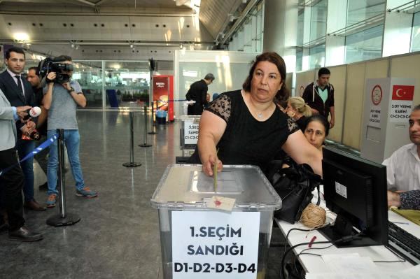 ataturk-havalimani-nda-oy-verme-islemi-1-2-10922754_o.jpg