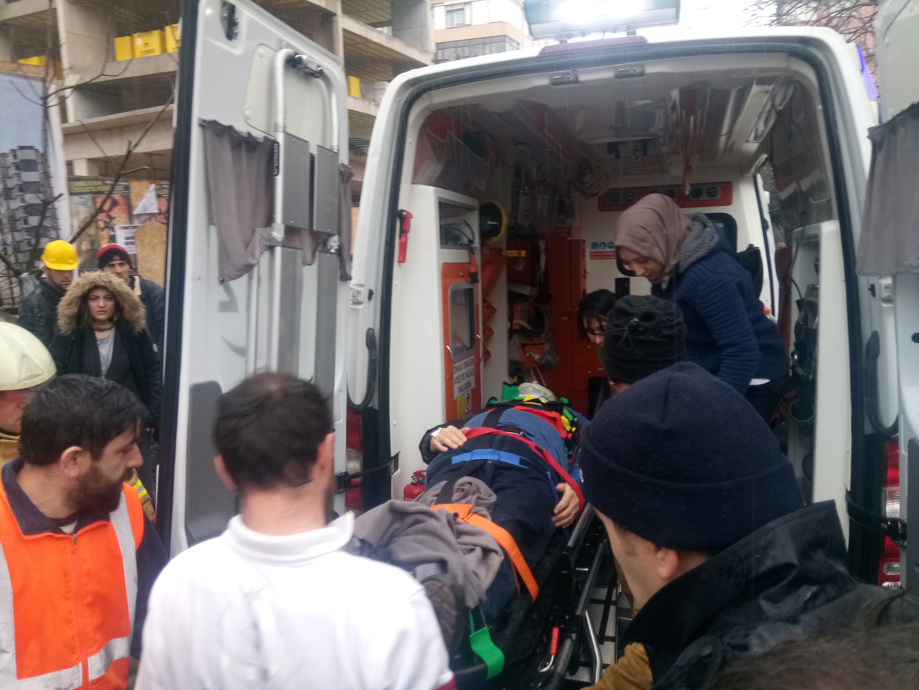 Kadıköy'de İnşaat Demirlerinin Altında Can Savaşı