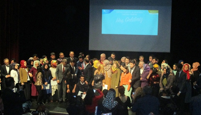  Yazarlık Okulunu bitiren öğrenciler sertifikalarını aldı