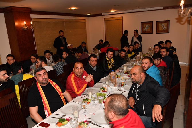 Galatasaray ve Fenerbahçe taraftar grupları bir araya geldi.