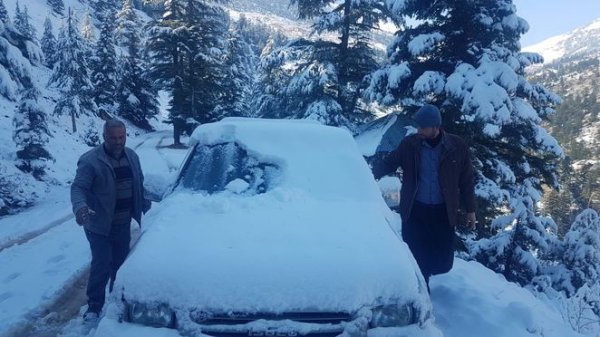 Antalya'nın merkezinde denize girilirken yaylalarına kar yağıyor 