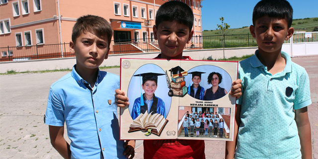 Karşıdan gelen minibüsü fark edemedi! Aysel öğretmen hayatını kaybetti