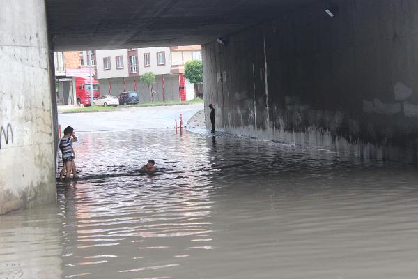 Samsun'da çocuklar alt geçitte biriken yağmur sularında yüzdü