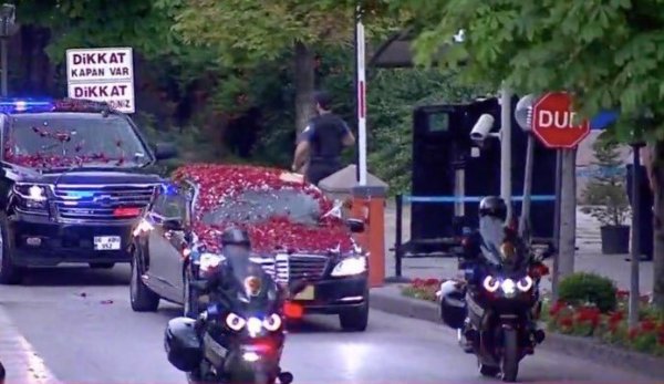 Erdoğan çiçeklerle karşılandı