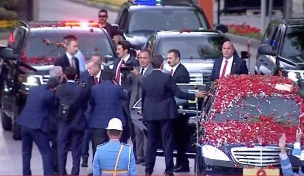 Erdoğan çiçeklerle karşılandı