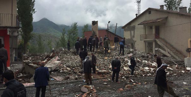 60 Yıllık Cami ve Minaresi Böyle Yıkıldı