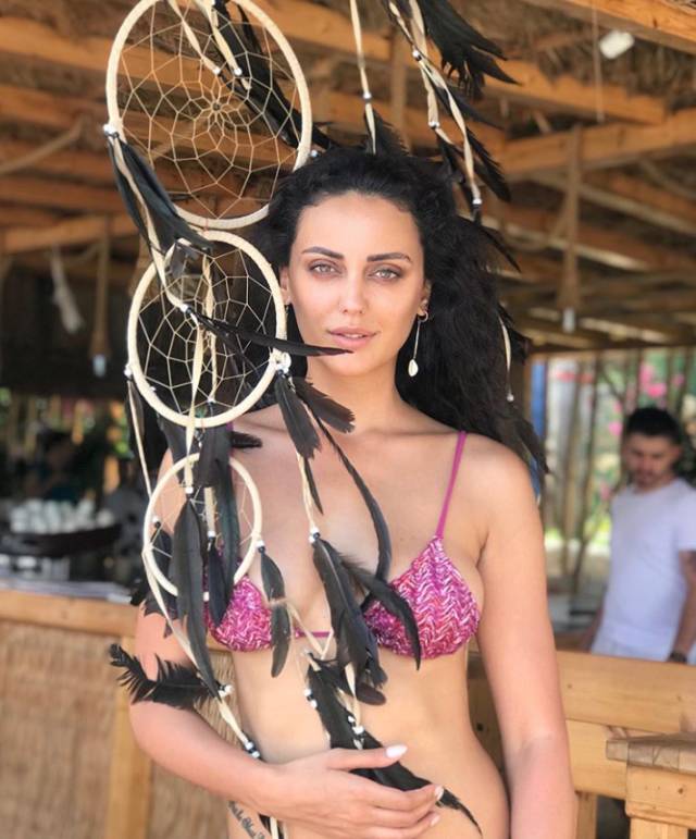  Ebru Öztürk'ün duş sırasında ki ilginç görüntüsü olay oldu