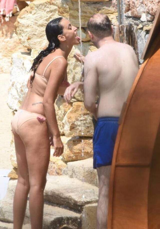  Ebru Öztürk'ün duş sırasında ki ilginç görüntüsü olay oldu