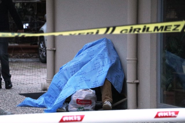 Apartmanın önünde oturur halde ölü bulundu