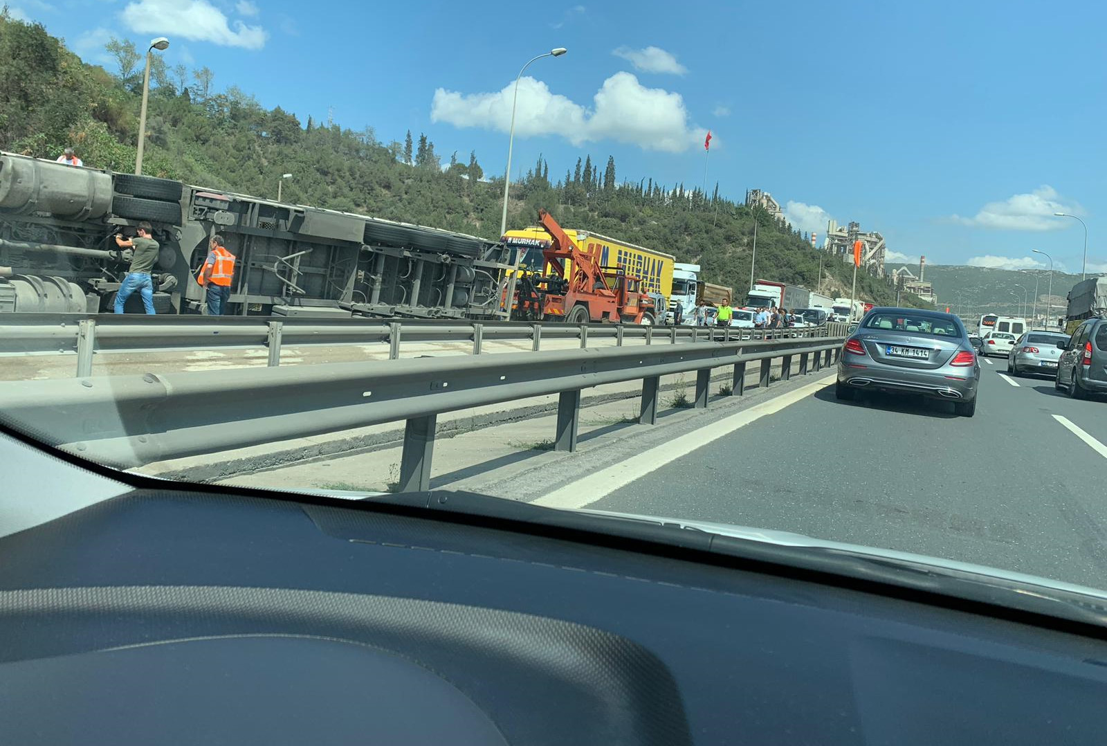 İzmit-İstanbul Otoyolu'nda tır devrildi! Kilometrelerce araç kuyruğu oluştu...