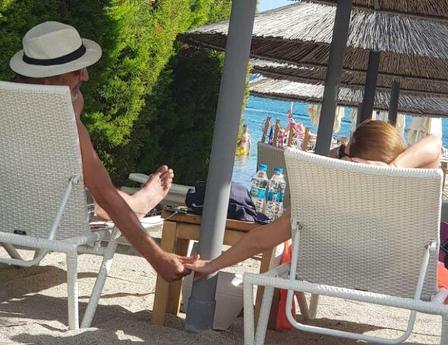 Eşinin en yakın arkadaşı ile el ele görüntülenen Cem Özer: Ben herkese dokunurum