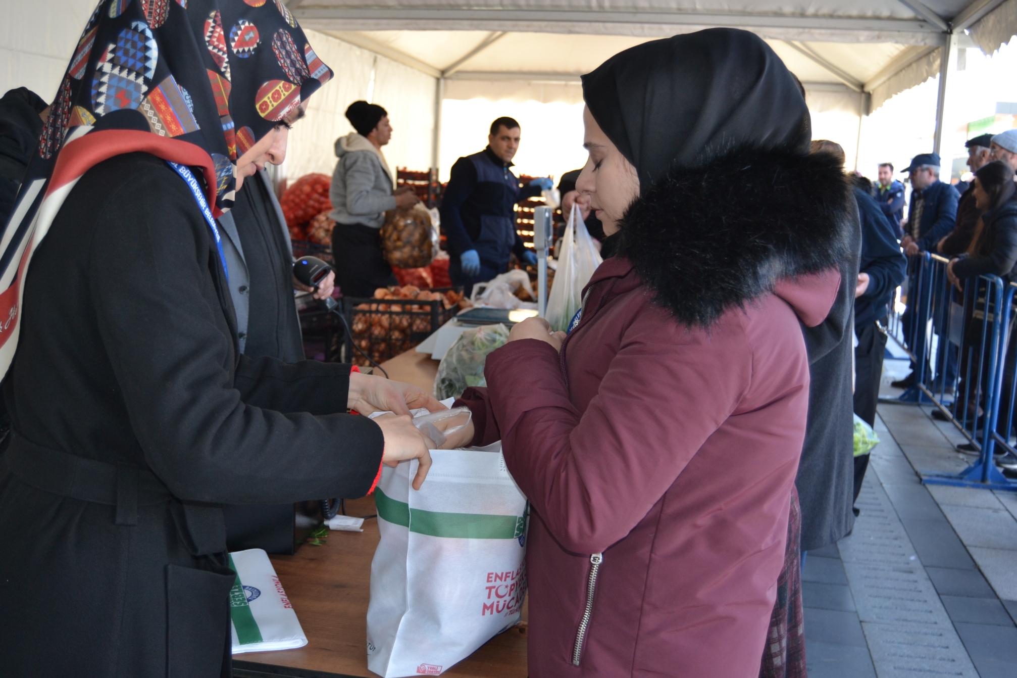 Pendik'te ucuz sebze tanzim satışlarına başlandı