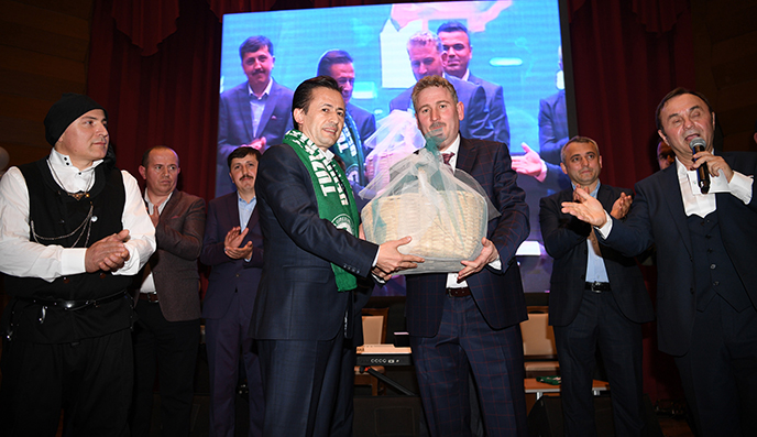 Topal Osman'ın torunları başkan Şadi Yazıcıyı bağrına bastı