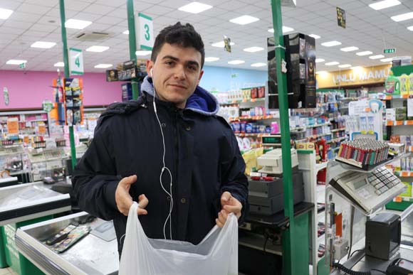 Poşetler ücretli olunca vatandaş aldıklarını bu şekilde taşıdı..