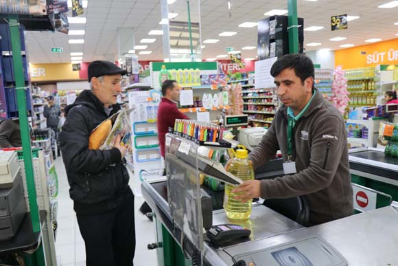 Poşetler ücretli olunca vatandaş aldıklarını bu şekilde taşıdı..