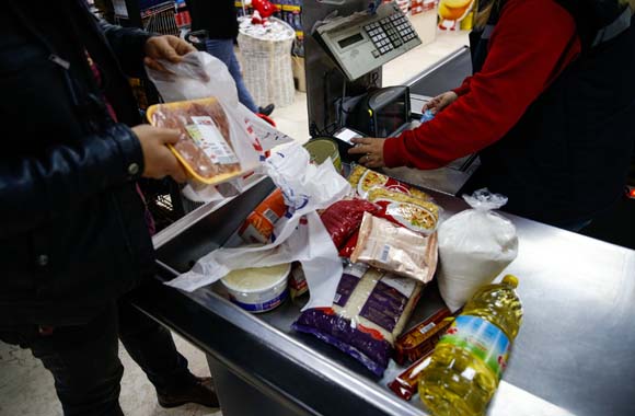 Poşetler ücretli olunca vatandaş aldıklarını bu şekilde taşıdı..