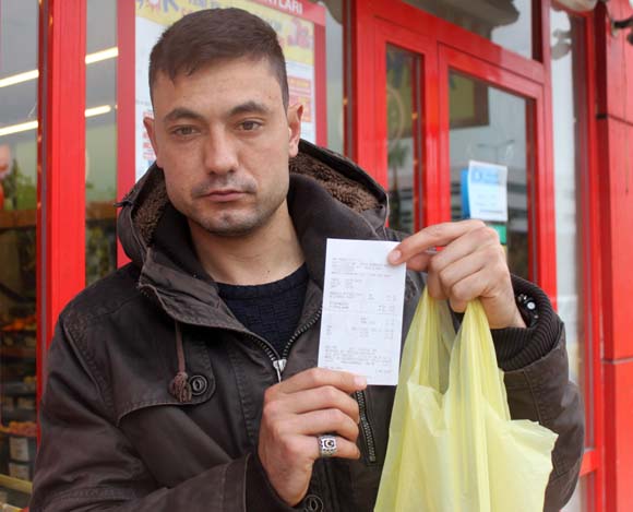 Poşetler ücretli olunca vatandaş aldıklarını bu şekilde taşıdı..