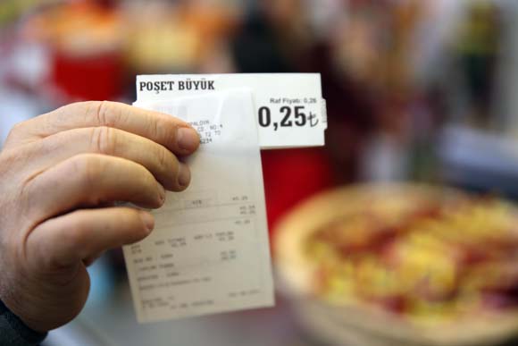 Poşetler ücretli olunca vatandaş aldıklarını bu şekilde taşıdı..