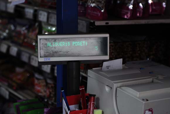 Poşetler ücretli olunca vatandaş aldıklarını bu şekilde taşıdı..