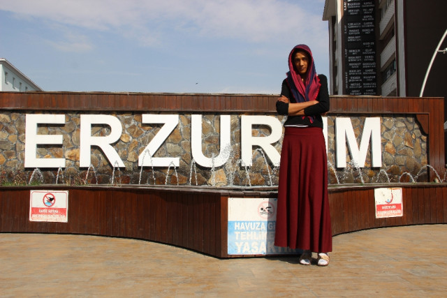 Akromedi hastası genç kız üvey babası tarafından sokağa atıldı