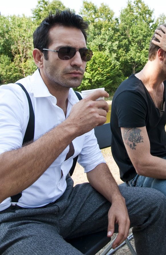 Buğra Gülsoy oyunculuğu bırakıyor mu? Ünlü oyuncu Buğra Gülsoy yazarlığa soyundu!