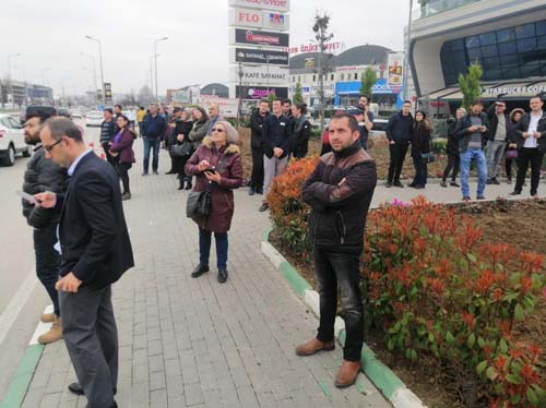 Duyarsızlıklarını canlı yayınladılar!